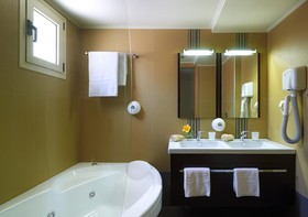 Macaris Suites & Spa