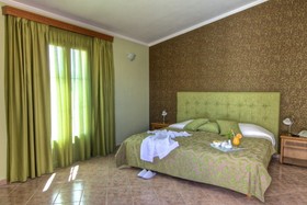 Emerald by Azul Collection