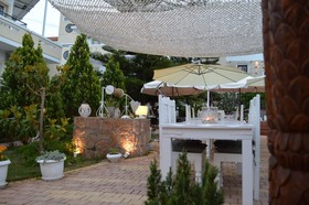 Nikos Apartments