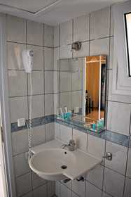 Adonis Hotel & Apartments