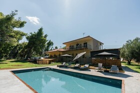Pefkon Suites