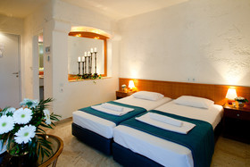 Arya Hotel
