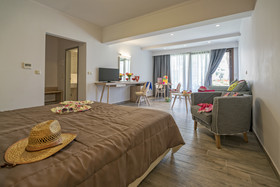 Lagomandra Beach Hotel