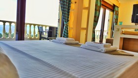 Bungalow White Apartments And Suites