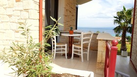 Bungalow White Apartments And Suites