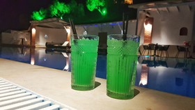 Bungalow White Apartments And Suites