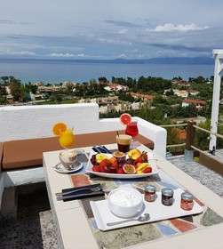 Bungalow White Apartments And Suites