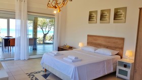 Bungalow White Apartments And Suites