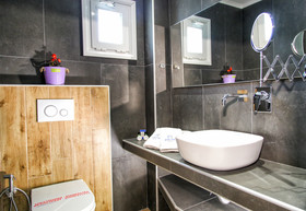 Royal Hotel and Suites