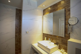 Royal Hotel and Suites