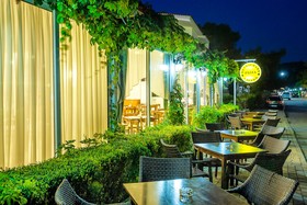 Xenios Dolphin Beach Hotel