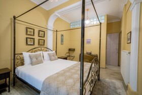 Kentrikon Deluxe Apartment  by Must