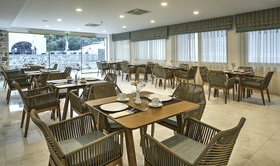 H Hotel Zephyros