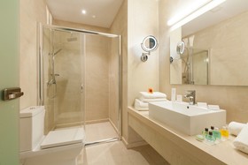 H Hotel Zephyros