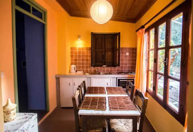 Karnayo Apartments & Rooms