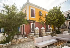 Karnayo Apartments & Rooms