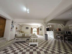 Olive Press Hotel & Apartments