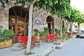 Arahova Inn