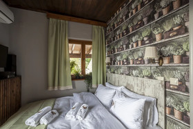 Rock Dandy Deluxe Chalet