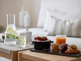 Bill & Coo Suites & Lounge