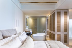 Bill & Coo Suites & Lounge