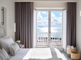 Bill & Coo Suites & Lounge