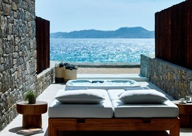 Bill & Coo Suites & Lounge