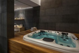 Bill & Coo Suites & Lounge
