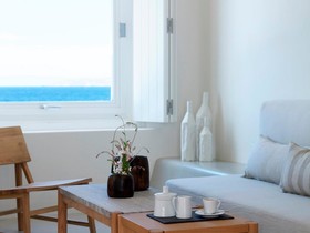 Bill & Coo Suites & Lounge