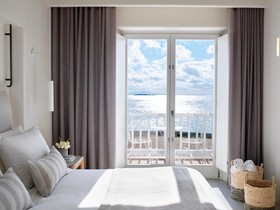 Bill & Coo Suites & Lounge