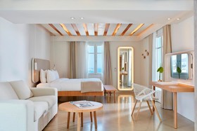 Bill & Coo Suites & Lounge