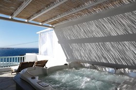 Bill & Coo Suites & Lounge