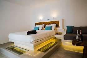 Flaskos Suites