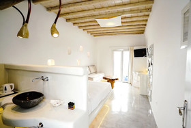 Flaskos Suites
