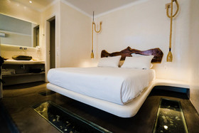 Flaskos Suites