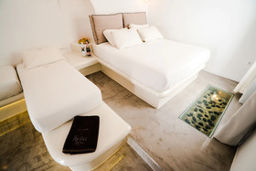 Flaskos Suites