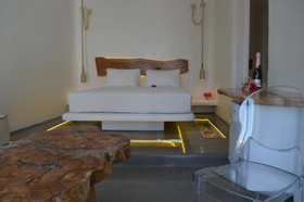 Flaskos Suites