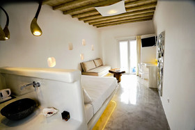 Flaskos Suites