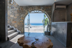 Flaskos Suites