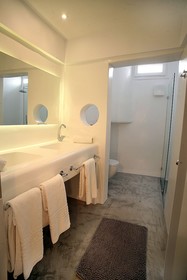 Flaskos Suites