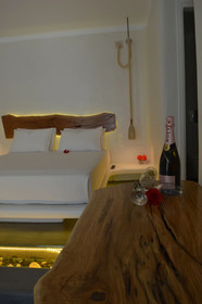 Flaskos Suites