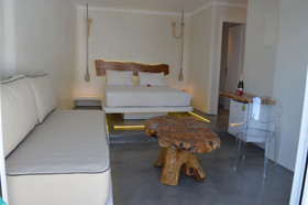 Flaskos Suites