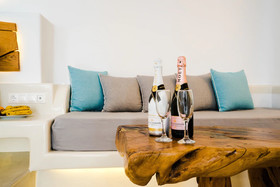 Flaskos Suites