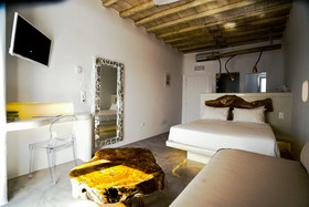 Flaskos Suites