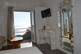 Flaskos Suites