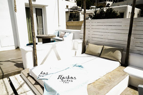 Flaskos Suites