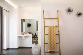 Jonaz Rooms & Suites