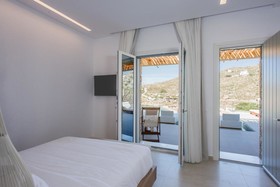 Super Paradise Suites