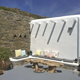 Yakinthos Residence