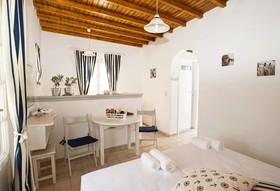Gryparis' Club Apartments